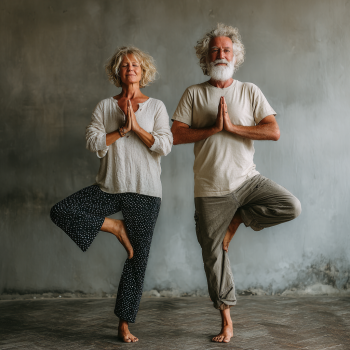 Літня жінка займається йогою в спокійній обстановці