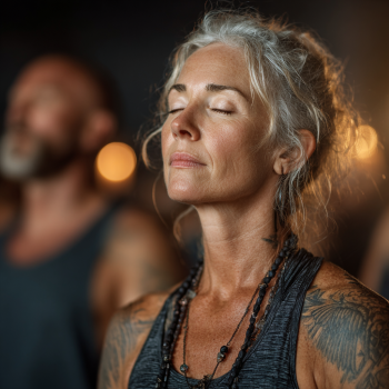 Група людей старшого віку займається йогою на свіжому повітрі